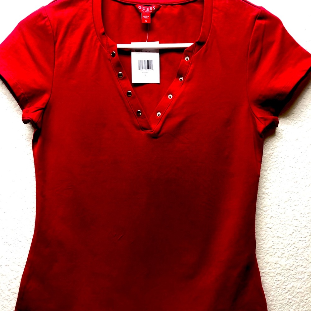 3 For $21 🙀 Guess vibrant red short sleeve